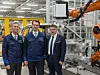 Der Werkleiter des BMW Group Werks Dingolfing, Christoph Schröder, das Mitglied des Vorstands der BMW AG, Produktion, Dr. Milan Nedeljkovic und der Betriebsratsvorsitzende des BMW Group Werks Dingolfing, Stefan Schmid (v.l.n.r.), machen sich ein Bild vom Baufortschritt des BMW iNEXT Karosseriebaus.
