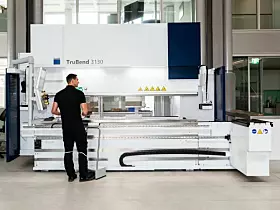 Auf der Blechexpo 2025 zeigt Trumpf eine neue, komplett überarbeitete Version seiner Biegemaschinen-Serie TruBend 3000. Bei der neuen Serie hat Trumpf die Durchlaufzeit um 40 Prozent verringert. Weiterhin lässt sich die Maschine laut Hersteller einfach programmieren, arbeitet besonders präzise und spart Energie. Möglich machen das verschiedene Technologien, die das Unternehmen bereits bei seiner Maschinenserie für das Premiumsegment TruBend 5000 im Markt etabliert hat.
