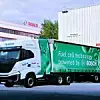 Ein Wasserstoff-Lastwagen von Iveco mit der Aufschrift ‚Fuel cell technology powered by Bosch‘ steht auf dem Gelände des Bosch-Werks. Der Lkw trägt das Branding von Hylane und Schaefflein Logistics und demonstriert den ersten von Bosch angetriebenen Brennstoffzellen-Truck für den Straßeneinsatz.