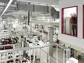 Rittal: Smart Factory mit 250 digital integrierten Maschinen. Hier kommen Das Rittal Werk in Haiger ist die wohl modernste Schaltschrank-Fertigung der Welt. Hier kommen immer mehr AI-Anwendungen zum Tragen, von der Qualitätskontrolle über Informationssysteme oder Predictive Maintenance bis zur Perspektive auf immer weiterreichendere Aufgaben.