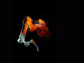 Auch auf der gleichzeitig stattfindenden Schweisstec gibt es einiges zu sehen. Ein Highlight: Das kompakte Standard-Robotersystem von Cloos, das verschiedene Schweißprozesse und Bauteile in einem modularen Aufbau präsentiert. Die Zelle auf der Messe soll veranschaulichen, wie sich die Technologie von Cloos flexibel skalieren und in unterschiedlichste Produktionsumgebungen integrieren lässt – von der Einzelteilfertigung bis zur Serienproduktion.