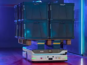 Bei ABB treffen KI und 3D-Bildverarbeitung intelligente Entscheidungen, denn der AMR P603 ist für unabhängigen Betrieb befähigt. Das verkürzt die Inbetriebnahmezeit von Wochen auf Tage und ermöglicht den AMR die Navigation in hochkomplexen, dynamischen Umgebungen, in denen sich auch Menschen aufhalten.