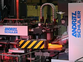 Karosserieproduktion im Smart Press Shop bei Andritz Schuler: Das Überwachungssystem Metris Visual Die Protection nutzt fortschrittliche Kameratechnologien und Bildverarbeitungsalgorithmen, um den Werkzeugzustand in Echtzeit kontinuierlich zu überwachen. Das System erkennt frühzeitig Fremdkörper und Schrottstau in den Werkzeugen sowie Risse in Bauteilen.