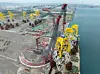 Der SK350-Ringkran mit einer Tragfähigkeit von 5.000 Tonnen hob die Jacket-Fundamente (Stahlkonstruktionen für Offshore-Windkraftanlagen) vom Deck und platzierte diese auf Betonstützen am Kai im Hafen von Taichung.