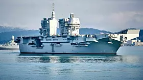 Die italienische Marine hat zwei Flugzeugträger im Einsatz: Die „Trieste“ (im Bild), ein amphibisches Angrifffsschiff mit Flugdeck, und die „Cavour“, ein STOBAR-Träger für F-35B. Beide Träger sind konventionell angetrieben. Die „Cavour