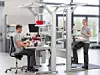 Eine ergonomische Arbeitsplatzgestaltung in der Produktion ist ein wichtiger Faktor, um die Gesundheit aller Mitarbeitenden und dadurch auch die Produktivität zu fördern. Der regelmäßige Wechsel zwischen einem Sitz- und Steharbeitsplatz spielt dabei eine große Rolle.