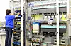 Der Schaltschrankbau boomt - doch der Branche gehen die Arbeitskräfte aus. Automatisierung soll helfen. Aber sie lässt auch sich warten.