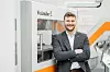 Vincent Vossel; Head of Automated Cabinet Building & Connectivity Consulting bei Weidmüller „Unsere Klemmen haben wir bei Weidmüller Ready-to-Robot konstruiert“, erläutert Vincent Vossel. „Ihre rechteckige Form ist für Roboter gut greifbar und die Markierungen sind vorbestückt.“