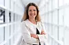 Stefanie Frank: „In der Smart Factory bleibt der Mensch der zentrale Entscheider. KI‑Systeme und digitale Zwillinge liefern präzise Simulationen, Optimierungen und Echtzeittransparenz, ersetzen aber nicht die menschliche Urteilskraft.“
