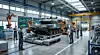 Blick in eine hochmoderne deutsche Rüstungsfertigungshalle im Jahr 2026. Automatisierte Roboterarme und Fachkräfte arbeiten parallel an der Montage eines Kettenfahrzeugs (Leopard-Klasse). Große Bildschirme zeigen digitale Steuerungsdaten.