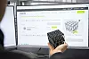 Von der digitalen Konfiguration zum fertigen Bauteil: ein Gyroid-Würfel im direkten Vergleich mit seinem 3D‑Modell im Bestellprozess.