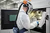 Entnahme eines additiv gefertigten Metallbauteils aus der Produktionsanlage.