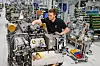 Beim Betriebsrat des Großmotorenherstellers Rolls-Royce Power Systems (RRPS) wächst die Sorge vor einer Verlagerung von Arbeitsplätzen ins Ausland. Im Bild die Endmontage eines Motors der Baureihe 2000 im Werk 3 in Kluftern bei Friedrichshafen.