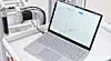 Microsoft Surface Laptop mit geöffneter Steuerungssoftware neben einem Antriebsmodul