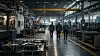 Beschäftigte in einer modernen Produktionshalle: Trotz erster Umsatzimpulse bleibt die Lage in der deutschen Industrie angespannt – viele Unternehmen prüfen weitere Sparprogramme, Kapazitätsanpassungen und Stellenabbau.