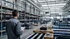 Leere Lagerplätze und knappe Vorprodukte stehen sinnbildlich für die zunehmende Materialknappheit in der Industrie. Besonders energie- und rohstoffintensive Branchen melden laut ifo wieder mehr Engpässe.