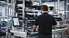 Dezentrale Intelligenz am manuellen Arbeitsplatz: LED-Signale, Tablet-Anbindung und kompakte Steuerungstechnik sollen Beschäftigte in der Produktion gezielt unterstützen.