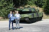KNDS hat den ersten von insgesamt 110 umfassend modernisierten Stridsvagn 123 A-Systemen (Leopard 2 SWE) an das schwedische Beschaffungsamt FMV ausgeliefert (v.li.): Florian Hohenwarter (CEO KNDS Deutschland) und Pontus Nordberg (Deputy Director Land Systems, FMV).