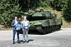 KNDS hat den ersten von insgesamt 110 umfassend modernisierten Stridsvagn 123 A-Systemen (Leopard 2 SWE) an das schwedische Beschaffungsamt FMV ausgeliefert (v.li.): Florian Hohenwarter (CEO KNDS Deutschland) und Pontus Nordberg (Deputy Director Land Systems, FMV).