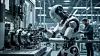 Humanoide Roboter könnten künftig in der Produktion komplexe Montage- und Prüfaufgaben übernehmen. Noch zeigt das Szenario Zukunftsmusik – doch Forschung und Maschinenbau arbeiten daran, kognitive Robotik Schritt für Schritt industrietauglich zu machen.