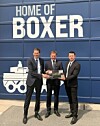 Umbau des ehemaligen Bahnwerks Görlitz (v.li.): Florian Hohenwarter (CEO KNDS Deutschland), Ministerpräsident Michael Kretschmer und Standortleiter Enrico Blocksdorf.
