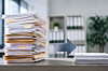 Bildunterschrift: Bürokratische Berichtspflichten und Verwaltungsprozesse gelten aus Sicht der Industrie als zentrale Belastung für Unternehmen. Der BDI fordert deshalb weitreichende Reformen und eine konsequente Digitalisierung der Verwaltung.
