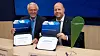 Unterschriftszeremonie auf der Farnborough International Airshow (v.l.n.r.): Torbjorn “Turbo” Sjogren (Vice President & General Manager, Boeing Global Services – Government Services) und Michael von Puttkamer (Senior Vice President Special Aircraft & Defense at Lufthansa Technik)