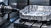 Wie wird Aluminiumzerspanung prozesssicher? Horizontalbearbeitung verbessert Spänefall, Kühlung und Präzision in der E-Mobilität.