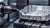 Wie wird Aluminiumzerspanung prozesssicher? Horizontalbearbeitung verbessert Spänefall, Kühlung und Präzision in der E-Mobilität.