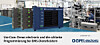Blaues Industriegehäuse in einer Elektronikfertigung mit Maschinen und Fördertechnik im Hintergrund.