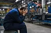 Warum erhöht die Wirtschaftskrise den Druck in der Industrie? Eine Umfrage zeigt steigende Belastung und wachsende Sorgen der Beschäftigten.