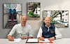Besiegelten die Übernahme von Krott durch Igus: Jan Krott (links) und Michael Blass (rechts) bei der Vertragsunterzeichnung.