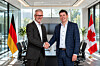 Olav G. Schulz (li., Gründer und CEO SLCR) und Xavier Godmaire (Mitgründer und CEO Laserax) freuen sich auf eine erfolgreiche Zukunft.