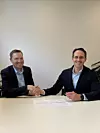 Besiegelten die Zusammenarbeit: Dr. Christian Hoffart (re., CEO und Gründer von Sparepartsnow) & Stefan Jäger (Head of Circular Product Services bei Siemens).