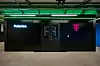 Die Deutsche Telekom will mit KI Milliardensparen: Bis 2030 sollen KI und Automatisierung die jährlichen Kosten um rund 2,5 Mrd. EUR senken.
