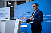 Der Wasserverbrauch von Rechenzentren soll sinken: Umweltminister Carsten Schneider erwägt höhere Preise oder Investitionen in effiziente Technik.
