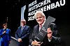 Der VDMA-Präsident freut sich besonders auf die Verleihung des Großen Preises des Maschinenbaus und die Laudatio von Claus Wilk (Mitte). Ebenfalls im Bild: Der letztjährige Preisträger Hans Beckhoff und Moderatorin Ursula Heller.
