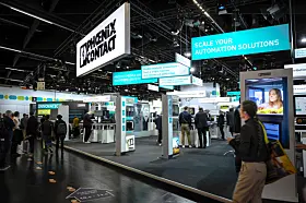Auf der SPS 2026 präsentiert Phoenix Contact aktuelle Technologien für die digitale und zukunftsfähige Industrie. Zentrales Element des Messestands ist eine Förderbandapplikation. Sie transportiert Wasserflaschen auf Werkstückträgern, wobei die Flaschen direkt mit Wasser gefüllt werden können. Das Förderband wird auf Basis des gesamten Produktportfolios von Phoenix Contact für die Schaltschrank- und Feldinstallation automatisiert. Insbesondere im Feldbereich finden sich zahlreiche Neuheiten wie Stromversorgungen, Geräteschutz oder Motorstarter mit IO-Link-Schnittstelle.