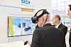 Sicherheitstechnik, Bildverarbeitung und Digitalisierung stehen im Mittelpunkt des Messeauftritts von Sick. Zu sehen sein werden industrielle, anpassbare Sicherheitslösungen für die intelligente Absicherung von Gefahrstellen und Zugängen. Hinzu kommen innovative Codeleser und KI-gestützte Machine-Vision-Lösungen für die Qualitätskontrolle in 2D- und 3D.