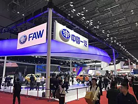 Platz 4: Die 1953 gegründete China FAW Group ist der älteste Automobilhersteller der Volksrepublik China. 2025 setzte der Konzern rund 3,30 Mio. Fahrzeuge ab. Zu den Eigenmarken gehören die Luxusmarke Hongqi sowie Jiefang und Bestune. Darüber hinaus ist FAW über Joint Ventures mit Volkswagen und Toyota im chinesischen Automobilmarkt aktiv.